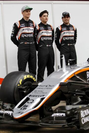 Nico Hulkenberg, Sergio Pérez y el probador italiano Alfonso Celis (c), en la presentación del VJM09, el nuevo coche de Force India.