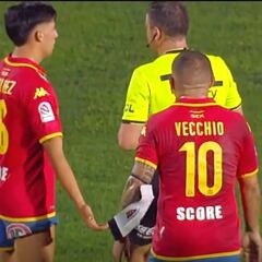 Vecchio explota en Santa Laura y le dice esto al árbitro