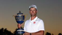 Adam Scott posa con el trofeo del Cadillac Championship disputado en el Blue Monster Course en el Trump National Doral Resort.