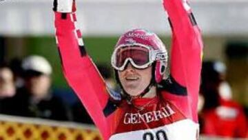 <b>FINALES DE AARE. </b>La croata Janica Kostelic celebra su triunfo en la general de la Copa del Mundo de esquí alpino al término del Supergigante.
