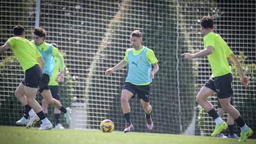 29-03-25. KEVIN VÁZQUEZ CONDUCE EL BALÓN EN UN ENTRENAMIENTO DEL SPORTING EN MAREO.