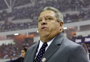 Miguel Herrera levanta la mano para volver a la Liga MX