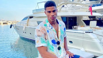 Imagen de Jorge Javier Díaz posando junto a un yate en Puerto Banús.