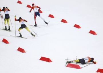 Björn Kircheisen, Magnus Hovdal Moan, Fabian Riessle de Alemania por delante del alemán Johannes Rydzek, que sufre una caída durante la carrera