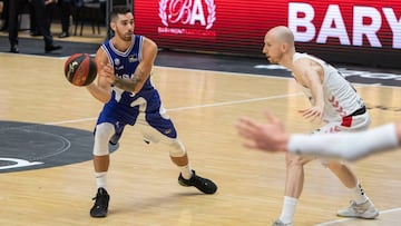 Luca Vildoza busca el pase a otro compañero ante la defensa del Bilbao Basket.