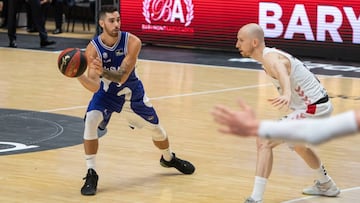 Luca Vildoza busca el pase a otro compa&ntilde;ero ante la defensa del Bilbao Basket.