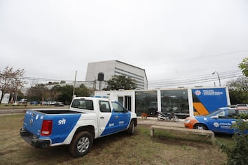 Vista de una comisaría de policía ubicada junto al lugar del enlace entre Leo Messi y Antonella Roccuzzo.