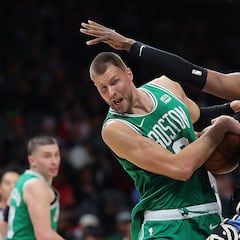 ¿Por qué Kristaps Porzingis no juega hoy contra los Cavs en el partido 2?