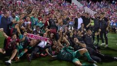 Los jugadores del Almer&iacute;a celebran el ascenso.