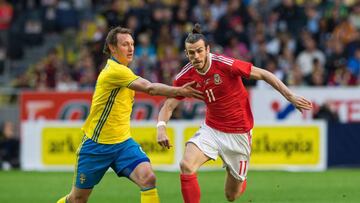 Sweden's midfielder Kim Kallstrom (L) vies with Wales' forward Gareth Bale during the friendly football match between Sweden and Wales at Friends Arena in Solna near Stockholm on June 5, 2016. / AFP PHOTO / JONATHAN NACKSTRAND