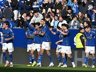 OVIEDO, 10/01/2026.- Jugadores del Real Oviedo celebran el primer gol durante el partido correspondiente a la 19ª jornada de LaLiga entre el Real Oviedo y el Real Betis, este sábado, en Oviedo. EFE/ Eloy Alonso