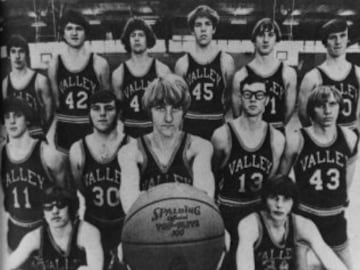 Larry Bird (con el balón) en el high school Springs Valley a mediados de los 70. Fue el máximo anotador de la historia del centro.