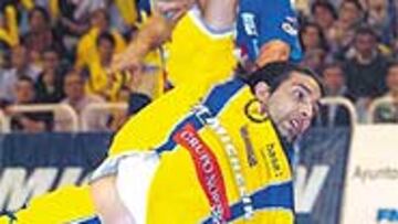 <b>MÓVIL. </b>Garabaya se movió como pivote en los seis metros.