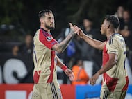 AME6356. MONTEVIDEO (URUGUAY), 17/02/2026.- Francisco Fydriszewski (d) de Independiente Medellín celebra un gol este martes, en un partido de la Copa Libertadores entre Liverpool e Independiente Medellín, en el estadio Alfredo Víctor Viera Montevideo (Uruguay). EFE/ Gaston Britos