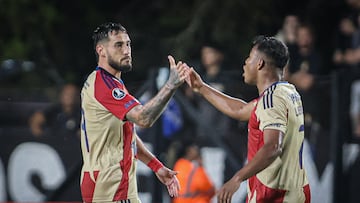 AME6356. MONTEVIDEO (URUGUAY), 17/02/2026.- Francisco Fydriszewski (d) de Independiente Medellín celebra un gol este martes, en un partido de la Copa Libertadores entre Liverpool e Independiente Medellín, en el estadio Alfredo Víctor Viera Montevideo (Uruguay). EFE/ Gaston Britos