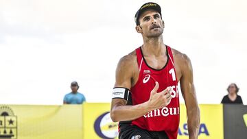 Pablo Herrera, durante un partido de v&oacute;ley playa.