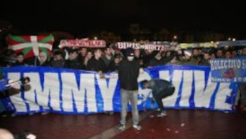 COMUNICADO. Los Riazor Blues leyeron un comunicado, mostraron una pancarta de apoyo al ultra fallecido y portaron bufandas y banderas de otros grupos de radicales que comparten su misma ideología política.