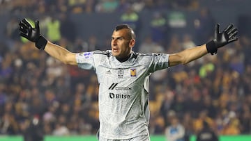 Nahuel Guzmán durante un partido con Tigres