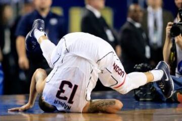 Shabazz Napier casi se lesiona en esta caida.