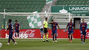 Los jugadores del Levante caminan cabizbajos tras encajar un gol ante el Elche.