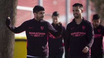 Suso (derecha), junto a Banega. 