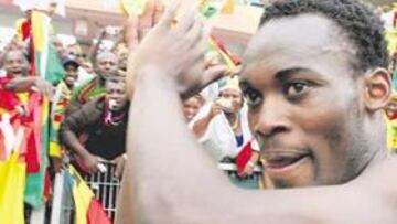 <b>SABOR AGRIDULCE. </b>Essien celebraba el pase a octavos con su hinchada, pero no podrá jugar el partido por sanción.