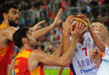 Rudy Fernández y Bogdan Bogdanovic luchan por el balón.