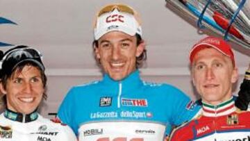 <b>PODIO. </b>Fabian Cancellara flanqueado por Lövkvist y Gasparotto.