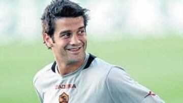 <b>YA LE HIZO UNA OFERTA EN 2002. </b>El interés blanco por Chivu viene de lejos. En verano de 2002, el entonces
prometedor central del Ajax reconoció una oferta muy seria del Madrid. Su representante, Gigi Becali, le dio prioridad a los blancos, pero el desacuerdo entre Florentino Pérez y Valdano le llevó directo a Roma.