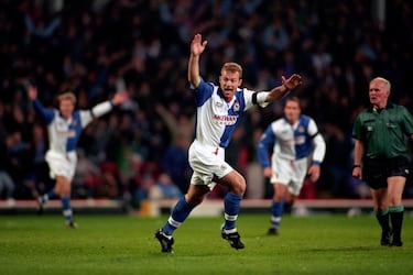 El goleador inglés por excelencia de los 90.  El neocastrense (gentilicio de Newcastle upon Tyne) anotó 31 goles en la temporada 1993/94. No bajó de la treintena en sus dos siguientes temporadas antes de marcharse al club de sus amores, el Newcastle United.