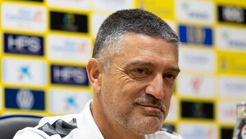 LAS PALMAS DE GRAN CANARIA, 26/04/2024.- El entrenador de la Unión Deportiva Las Palmas, Xavier García Pimienta, valora en rueda de prensa el partido que su equipo juega el sábado ante el Girona FC, correspondiente a la jornada 33 de LaLiga EA Sports. EFE/Quique Curbelo
