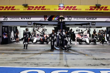 El garaje de la Scuderia AlphaTauri antes del Gran Premio de F1 de Sakhir en el Circuito Internacional de Bahrein