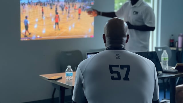 Una de las charlas de RefMasters con árbitros de baloncesto profesionales.