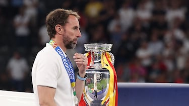 Gareth Southgate recibe la medalla de subcampeón de Europa