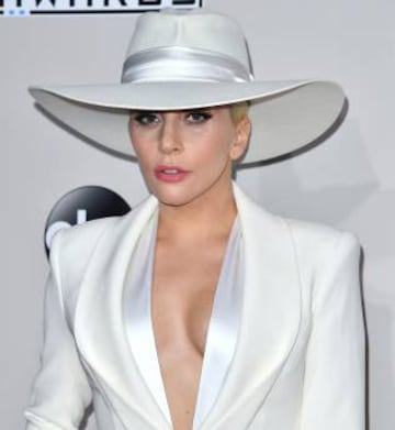 Lady Gaga acudió de blanco impoluto.