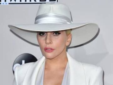 Lady Gaga acudió de blanco impoluto.