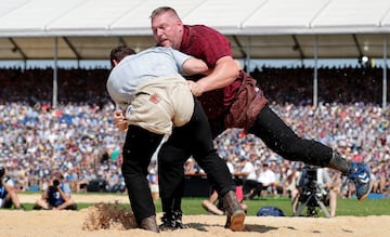 Christian Stucki y Armon durante el Federal Alpine Wrestling Festival 2019 en Zug, Suiza.