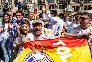 Los aficionados madridistas disfrutan de un buen día en Marienplatz, la plaza central de Múnich. 