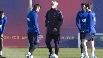 Messi, con Seti&eacute;n de fondo en el entrenamiento de ayer.