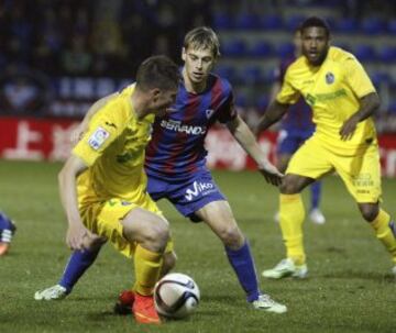 El defensa del Getafe Alexis Ruano con el balón ante el centrocampista del Eibar Javi Lara, durante el partido de vuelta de dieciseisavos de final de la Copa del Rey, disputado esta noche en el estadio Ipurua.