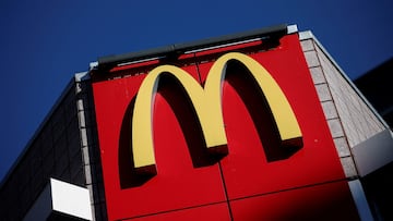 Una mujer se resbaló mientras bajaba las escaleras de un McDonald’s y un juez ordenó indemnizarla con casi 4,000 dólares.