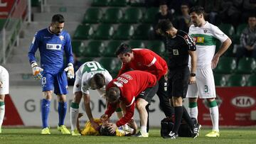 Bakic tras el golpe junto al médico del Alcorcón.