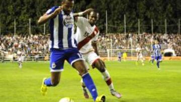 Manucho presiona al brasileño Sidnei, del Deportivo de La Coruña.