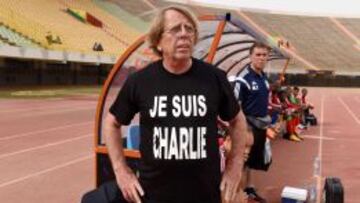 Claude le Roy, t&eacute;cnico del Congo, con una camiseta homenaje a Charlie Hebdo durante estos d&iacute;as en Guinea Ecuatorial.