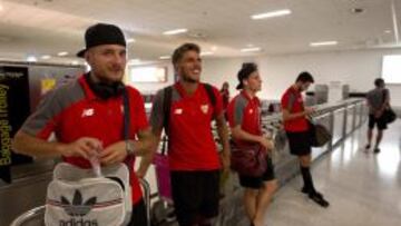 Los jugadores del Sevilla a su llegada a Atenas.
