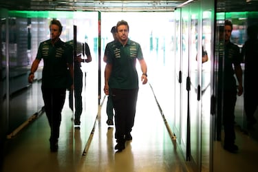 Fernando Alonso camina por el garaje durante los entrenamientos previos al Gran Premio de Australia de F1 en el Circuito Albert Park.