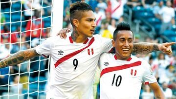 Paolo Guerrero y Christian Cueva celebran un gol con la selecci&oacute;n de Per&uacute;.