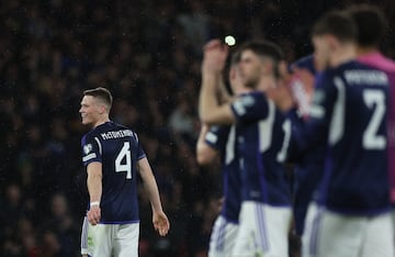 El bigoleador del partido se llevó la mayor ovación de la afición escocesa que disfrutó de su selección en Hampden Park.