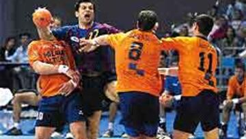 <b>RODEADO.</B> El pivote Skrbic lucha contra la defensa del Altea.