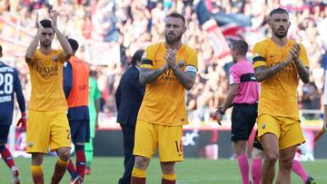 Jugadores del Roma saludan a su afici&oacute;n.